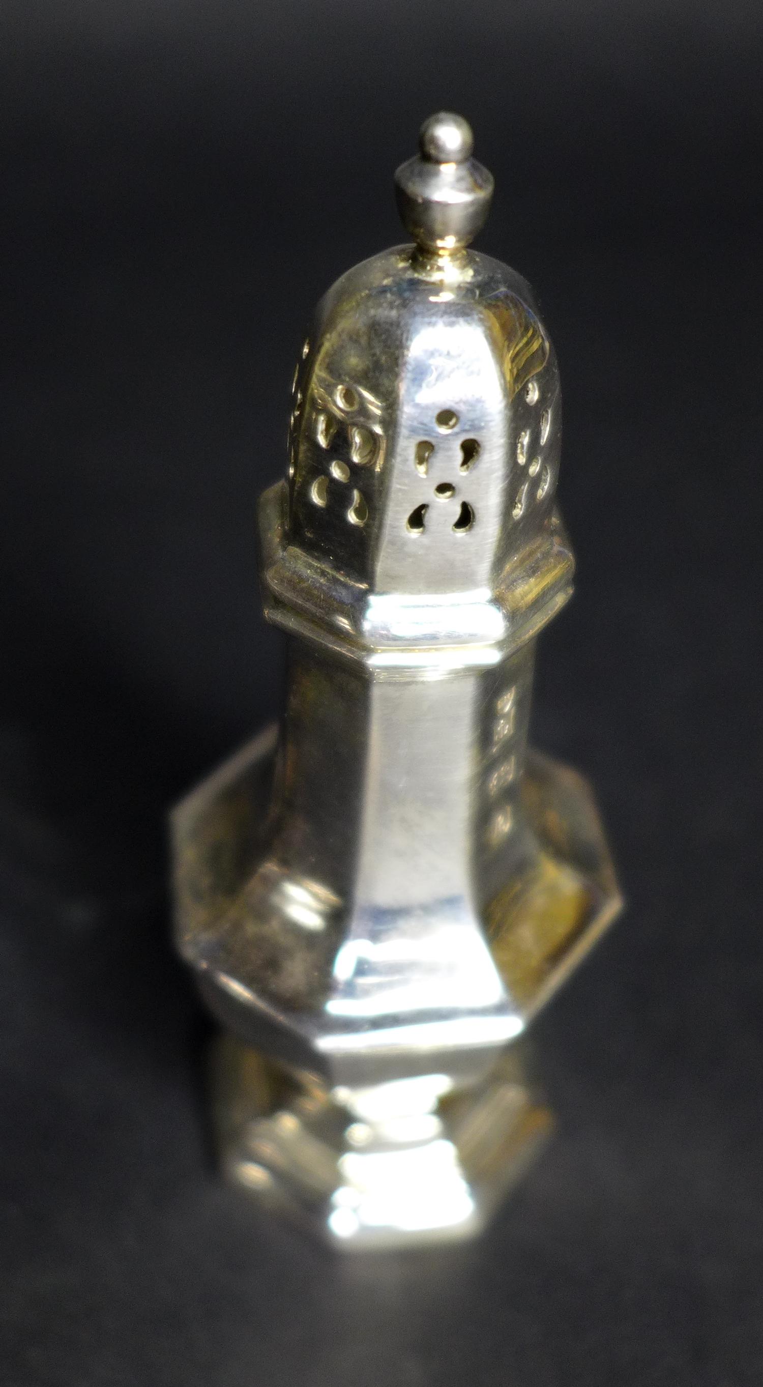 A silver salt and a silver pepper pot together with eight napkin rings, Birmingham 1991, with - Image 8 of 9