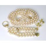 A vintage pink pearls set, all set in 14ct gold, comprising necklace, bracelet, ring and earrings,