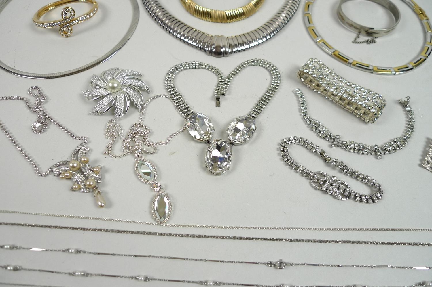 A quantity of silver, yellow and white metal costume jewellery, including several diamante items and - Image 3 of 7
