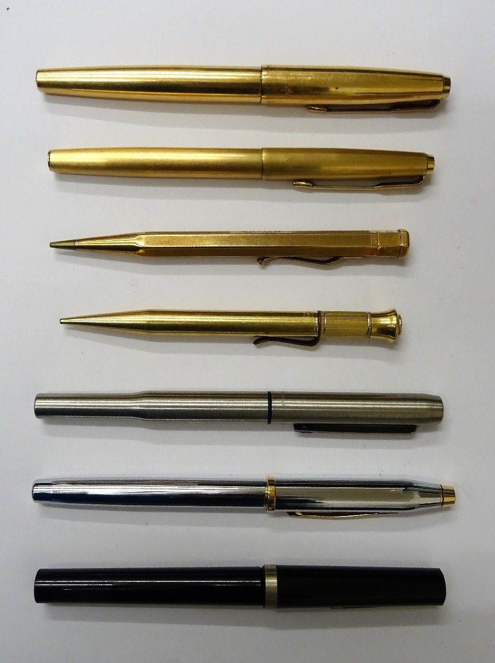 A Yard-O-Led 9ct gold cased hexagonal propelling pencil, with engine turned decoration, London 1947,