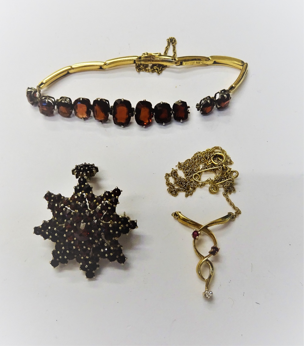 A garnet bracelet, in a sprung bar link design, detailed 585,