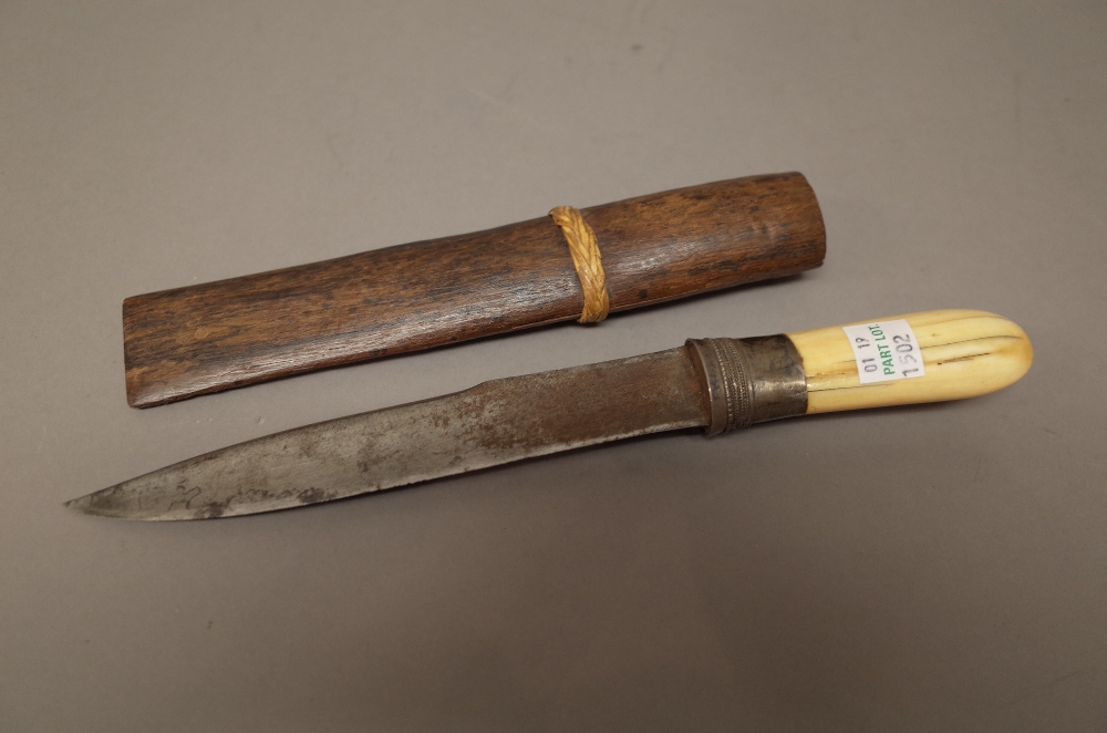 A Sumatran Bade Bade with single edged steel blade (18cm), - Image 4 of 4