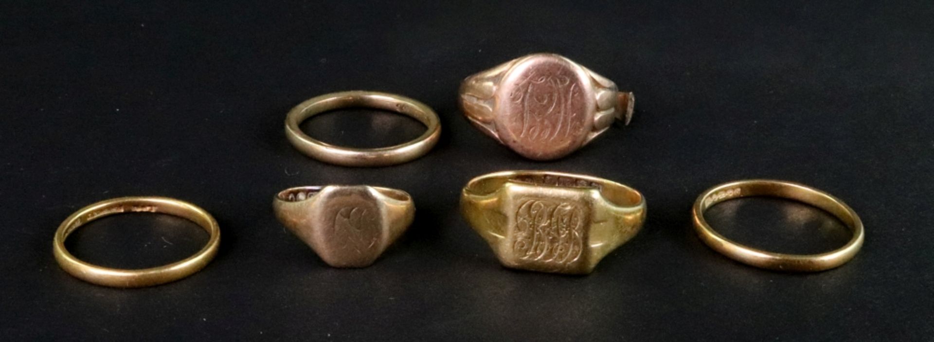 Six various gold rings, comprising, two 22ct gold wedding bands, 4.