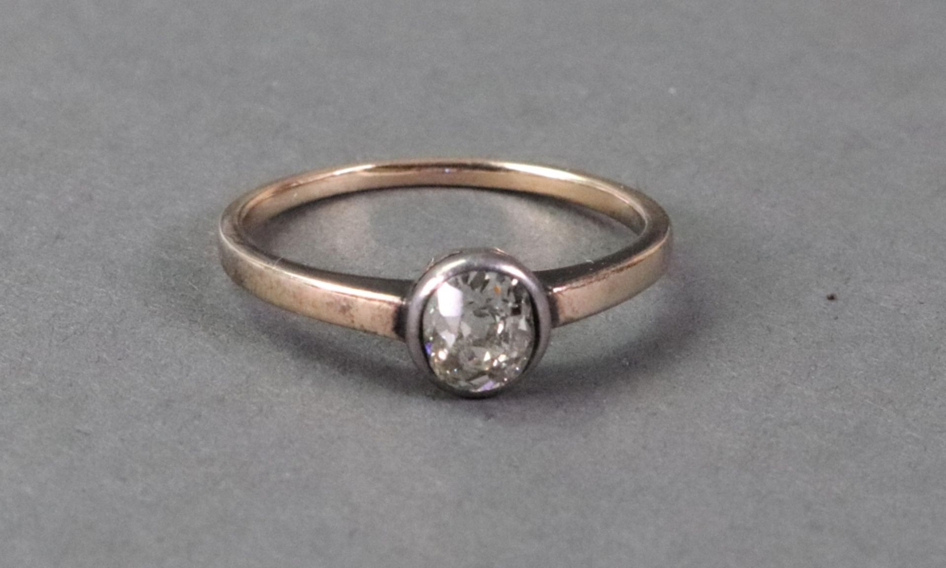 A single stone old cut diamond ring, rubover set to plain band, ring size S, 2.66g gross. - Bild 2 aus 4