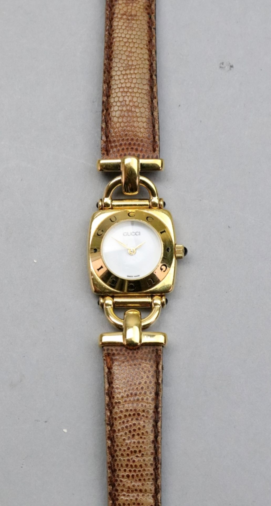 Gucci; a lady's 6300L gold plated quartz wristwatch, - Bild 5 aus 8