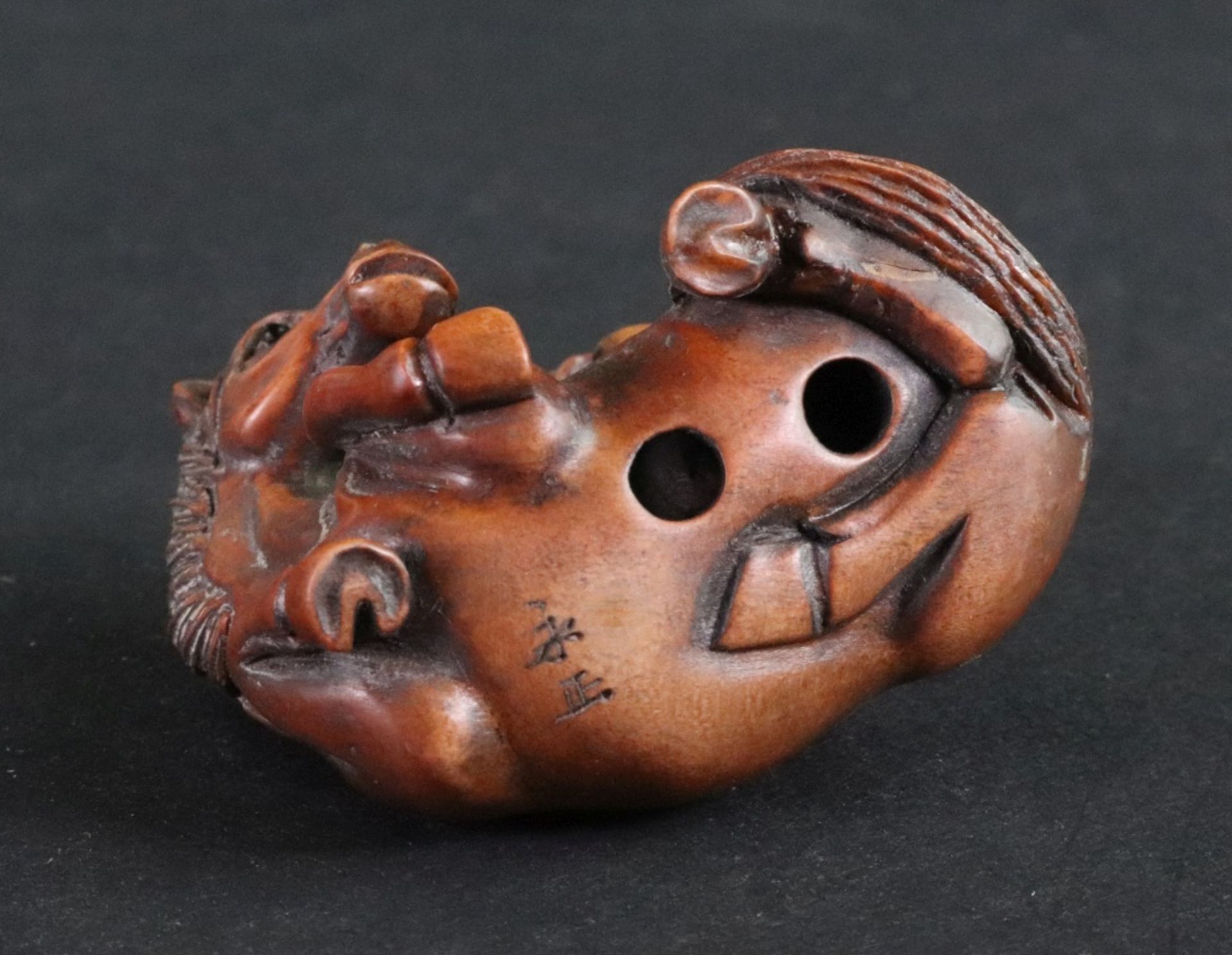 A collection of seven Japanese carved wood netsuke, 20th century, to include a frog on a tortoise, - Bild 3 aus 11