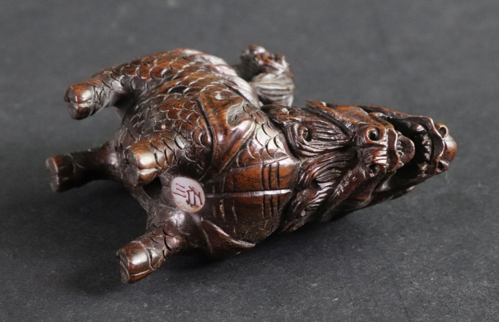 A collection of seven Japanese carved wood netsuke, 20th century, to include a frog on a tortoise, - Bild 9 aus 11