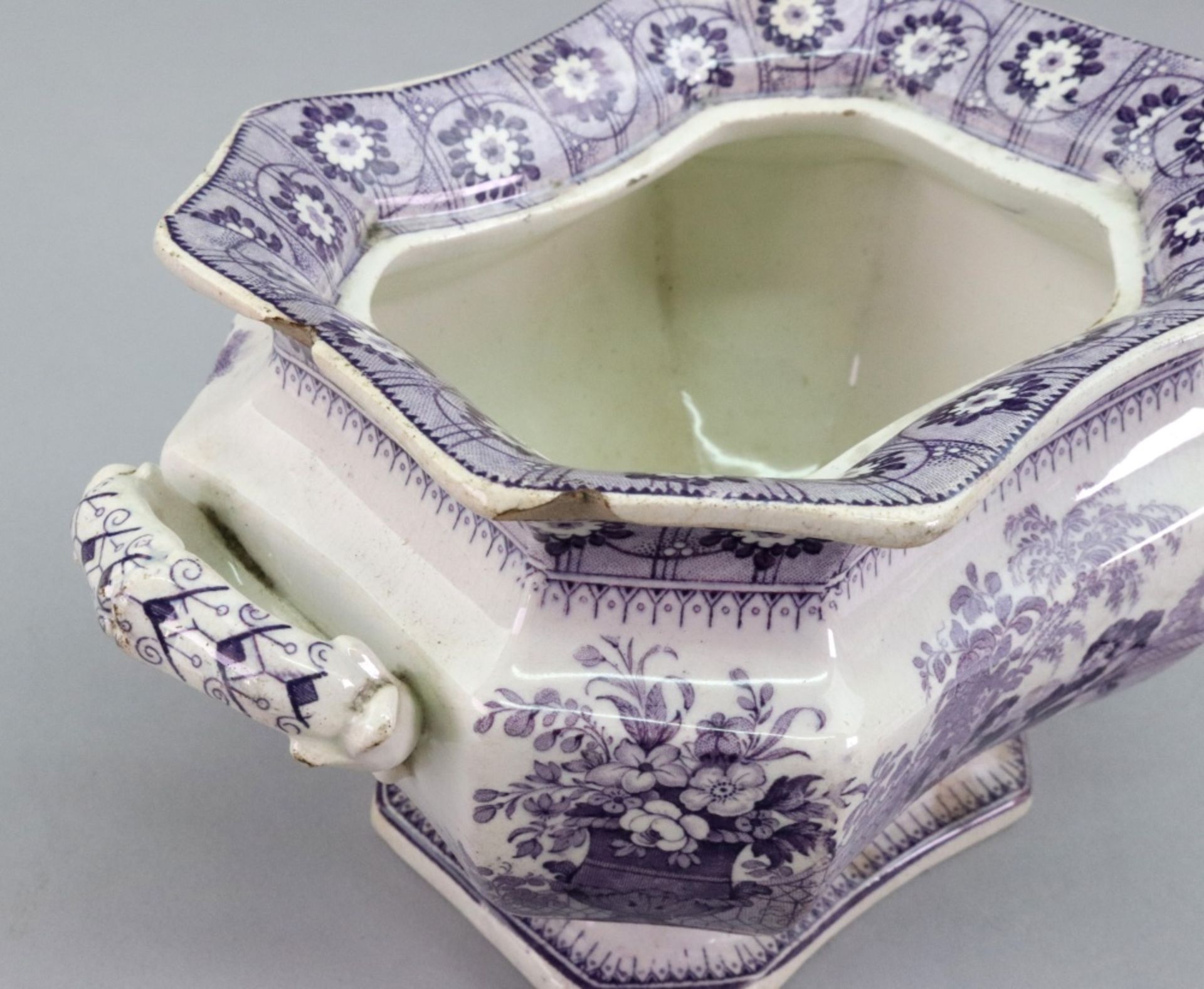 An English pottery two handed sauce tureen, circa 1830, of shaped outline, - Bild 2 aus 2