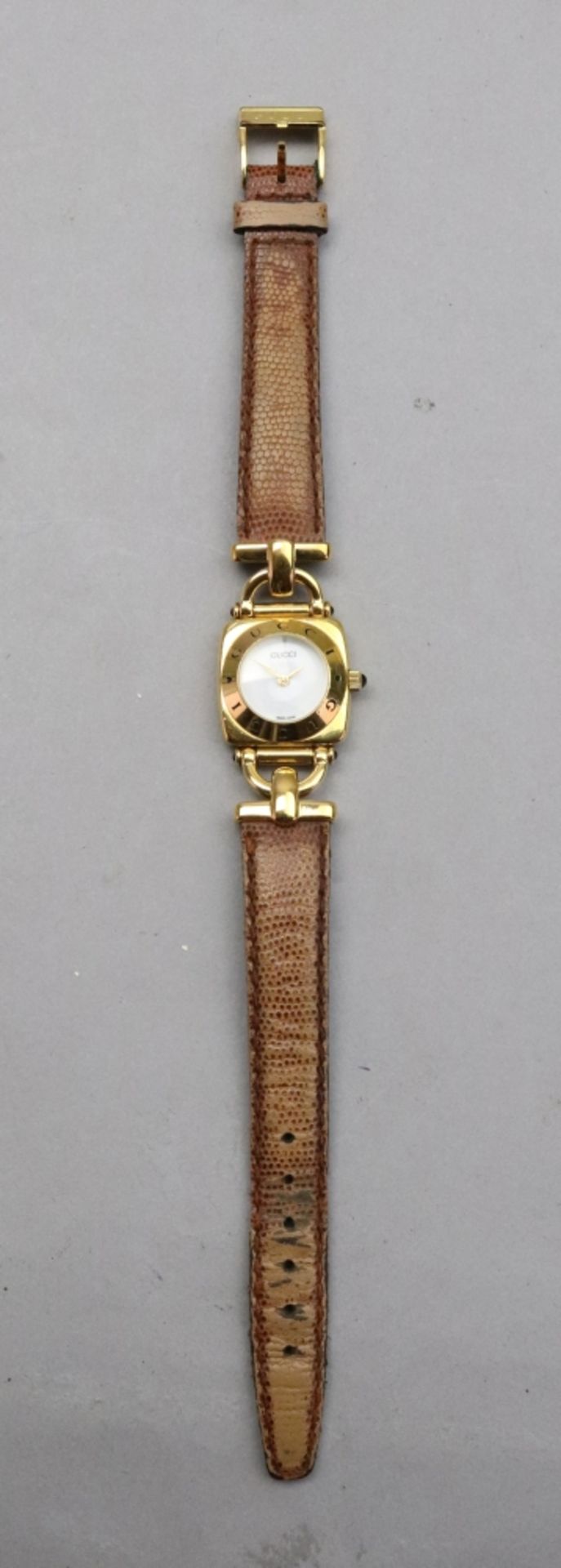 Gucci; a lady's 6300L gold plated quartz wristwatch, - Bild 6 aus 8