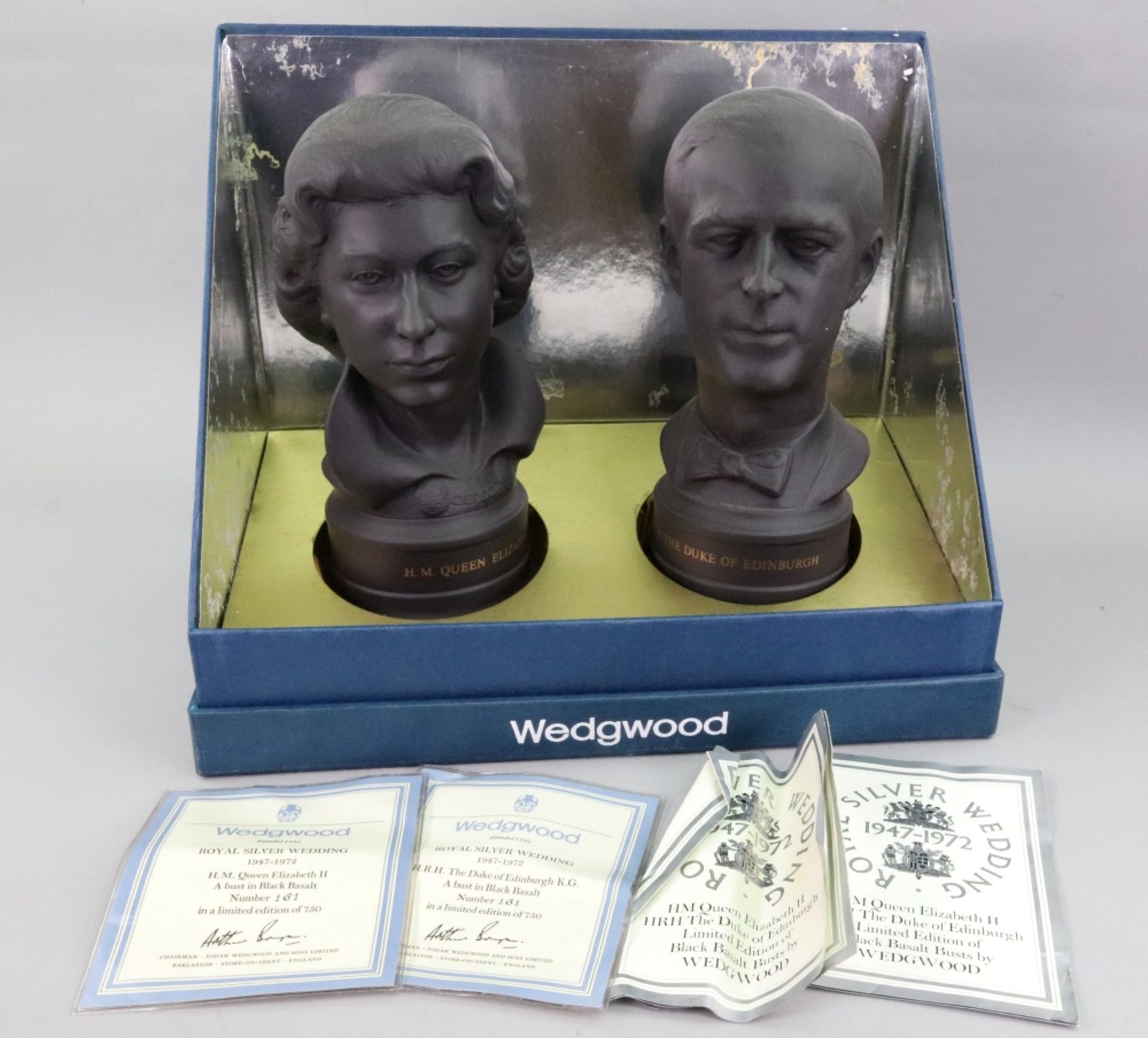 A pair of Wedgwood black basalt busts of H M Queen Elizabeth II and HRH The Duke of Edinburgh K.G. - Bild 3 aus 4