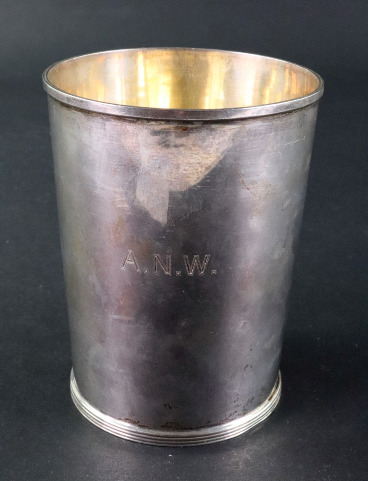 A George III style silver beaker, Heming & Co, London 1929, with threaded base, 9,5cm high, 5ozs,