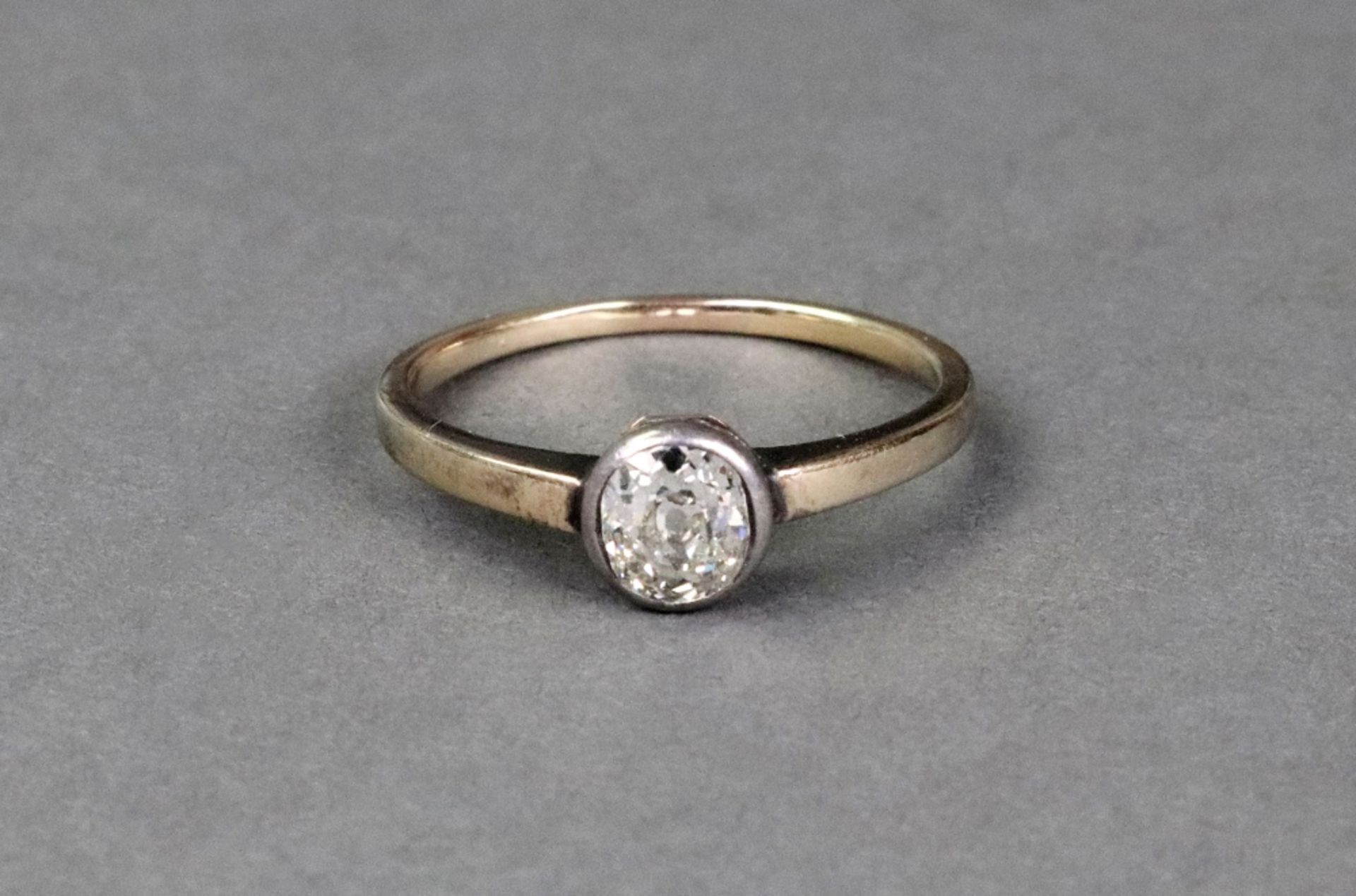 A single stone old cut diamond ring, rubover set to plain band, ring size S, 2.66g gross. - Bild 3 aus 4