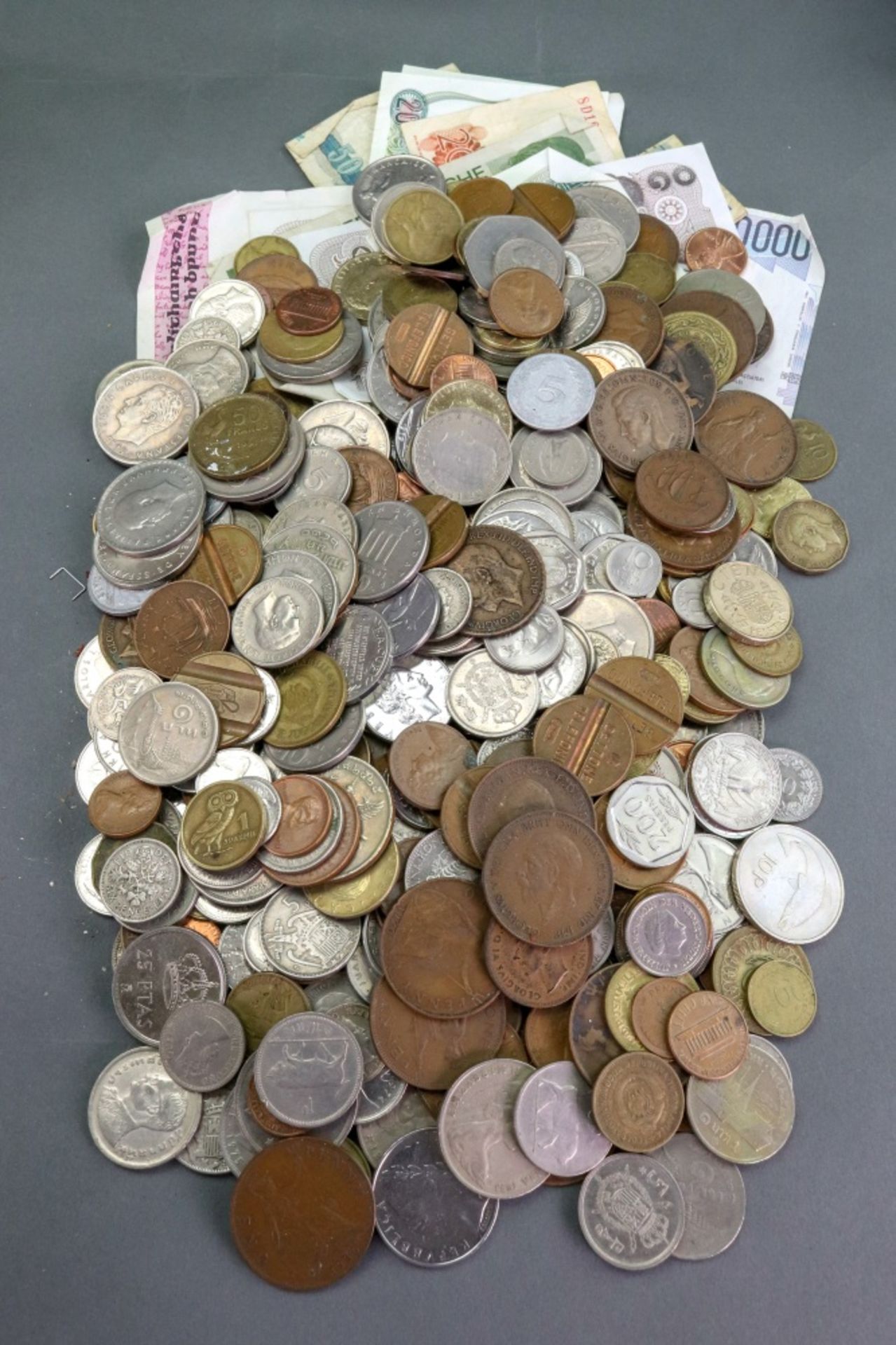 A large collection of Great Britain and world coinage and bank notes (qty).