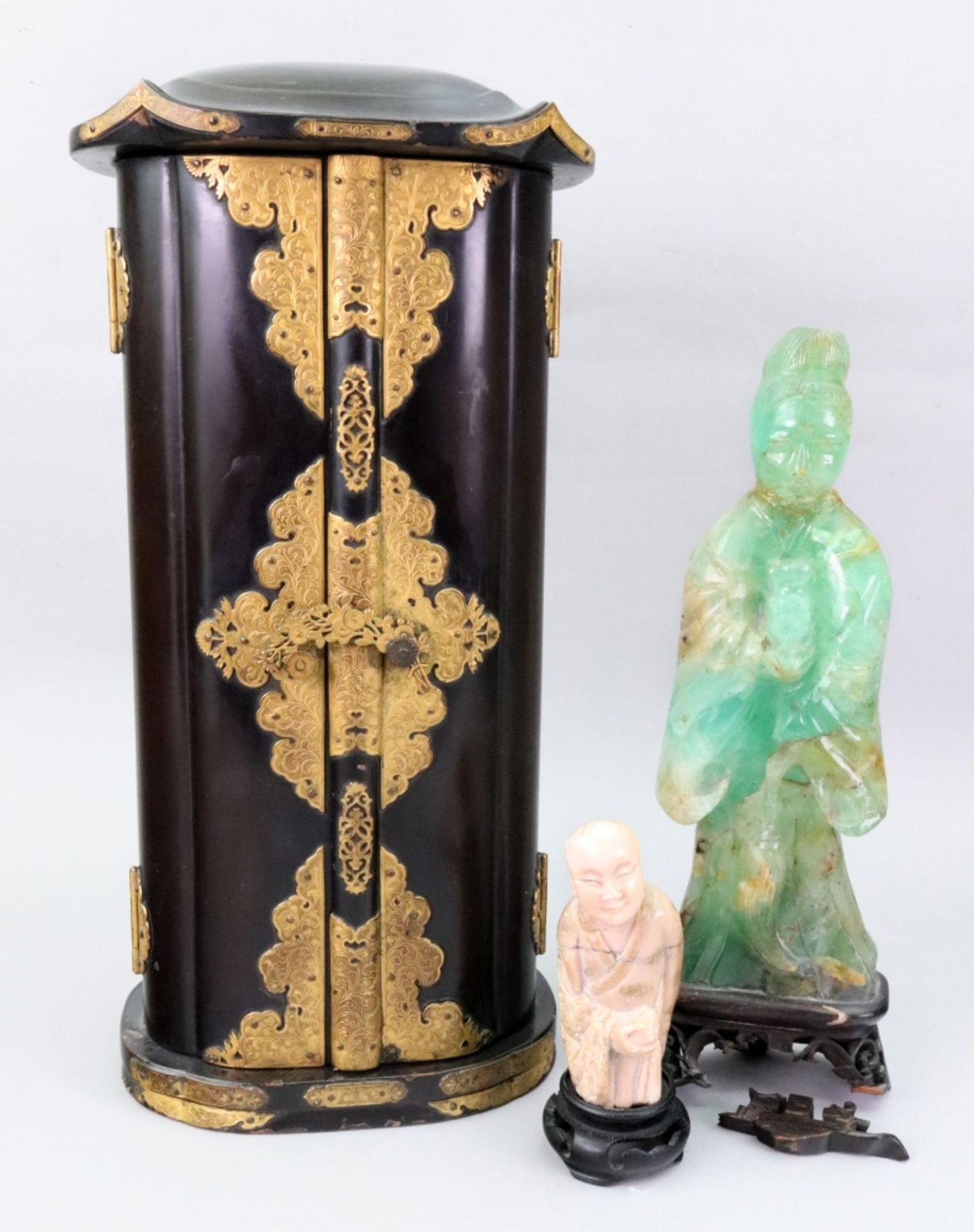 A Chinese green quartz figure of Guanyin, late 19th/20th century,
