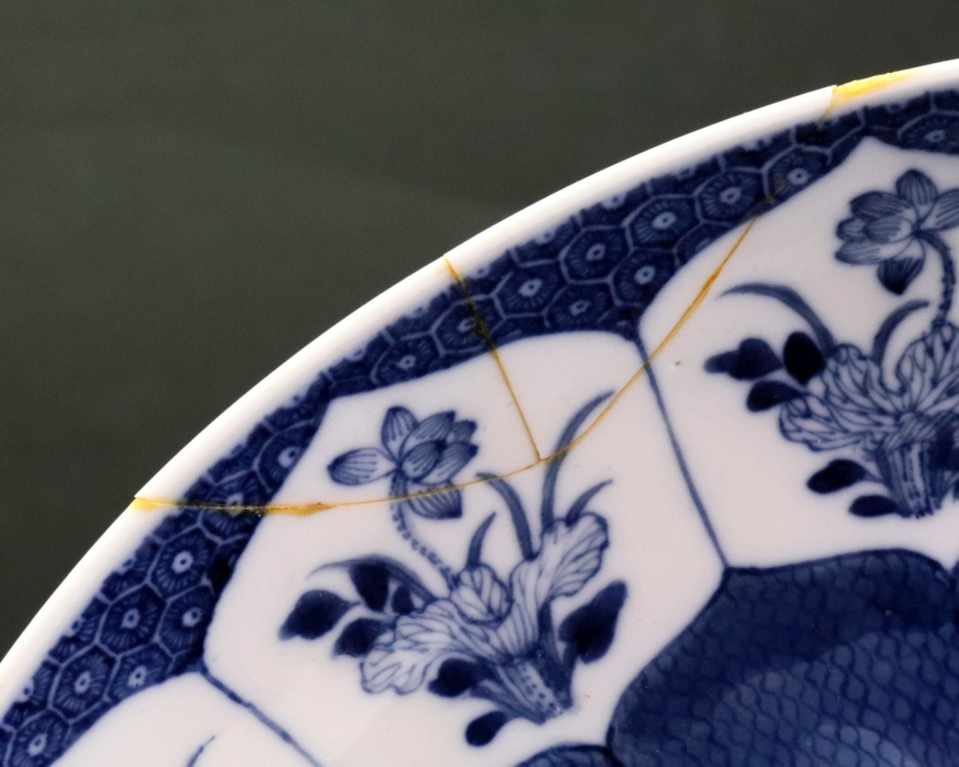 A Chinese porcelain blue and white dish, late 18th/early 19th century, - Image 2 of 6