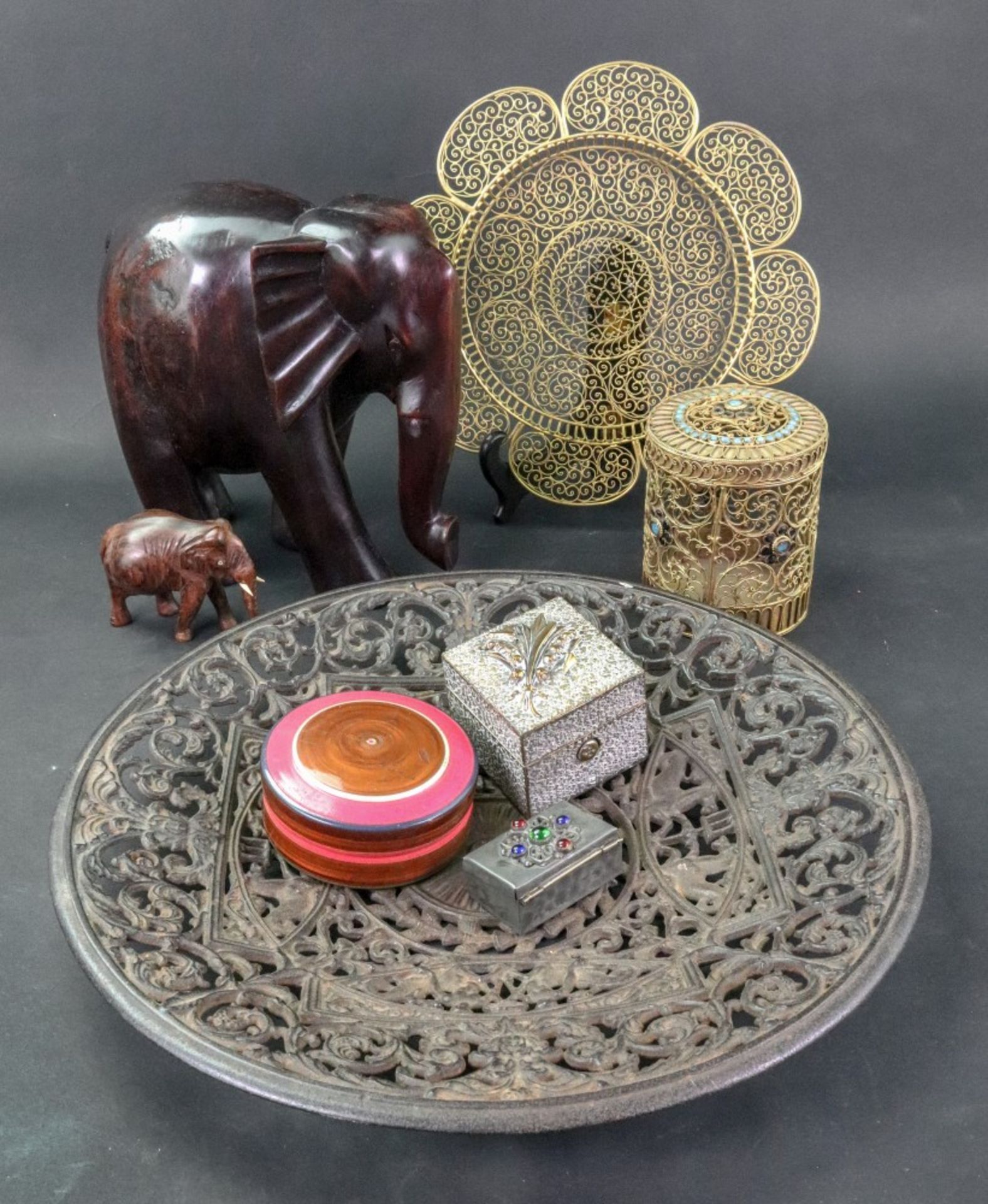 A gilt metal filigree work flowerhead shape dish and cylindrical jar, 20th century, the dish 20.