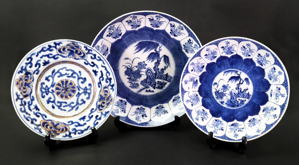 A Chinese porcelain blue and white dish, late 18th/early 19th century,