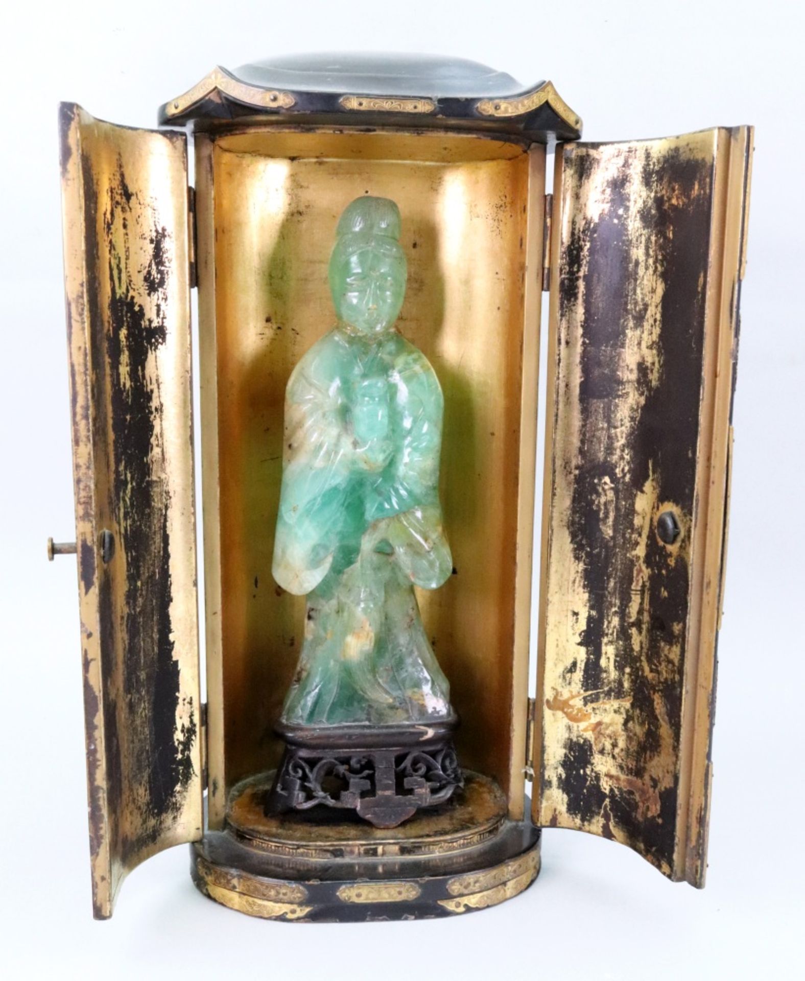 A Chinese green quartz figure of Guanyin, late 19th/20th century, - Image 2 of 6
