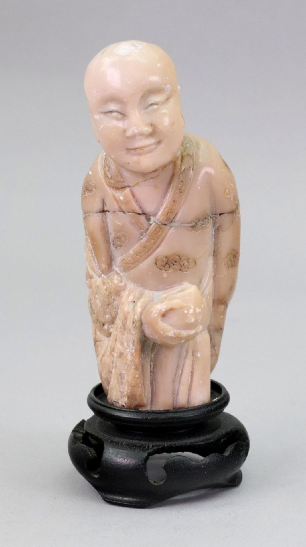 A Chinese green quartz figure of Guanyin, late 19th/20th century, - Image 5 of 6