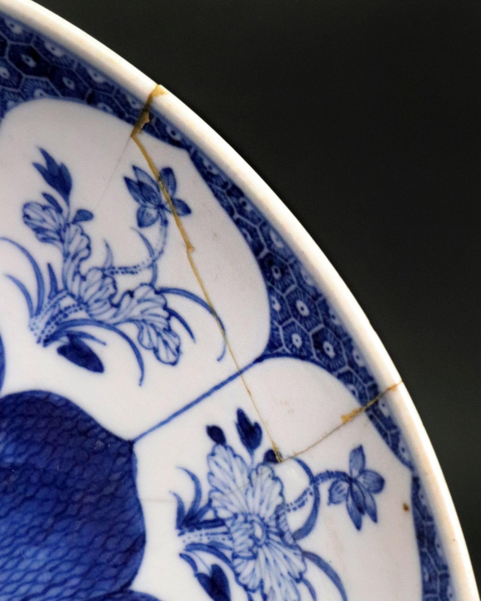 A Chinese porcelain blue and white dish, late 18th/early 19th century, - Image 4 of 6