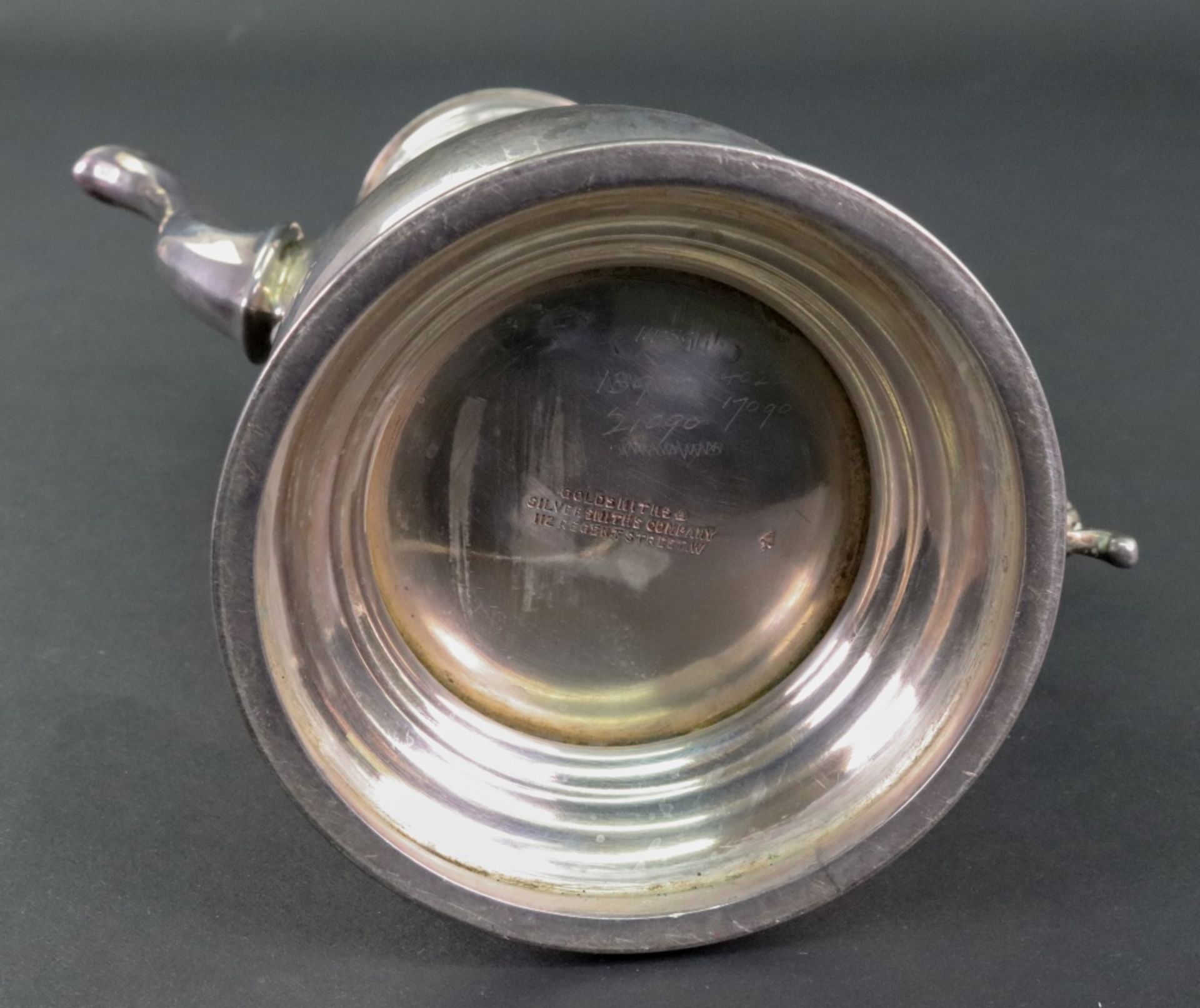 A George II style silver baluster shape coffee pot, Goldsmiths & Silversmiths Company, - Bild 2 aus 2