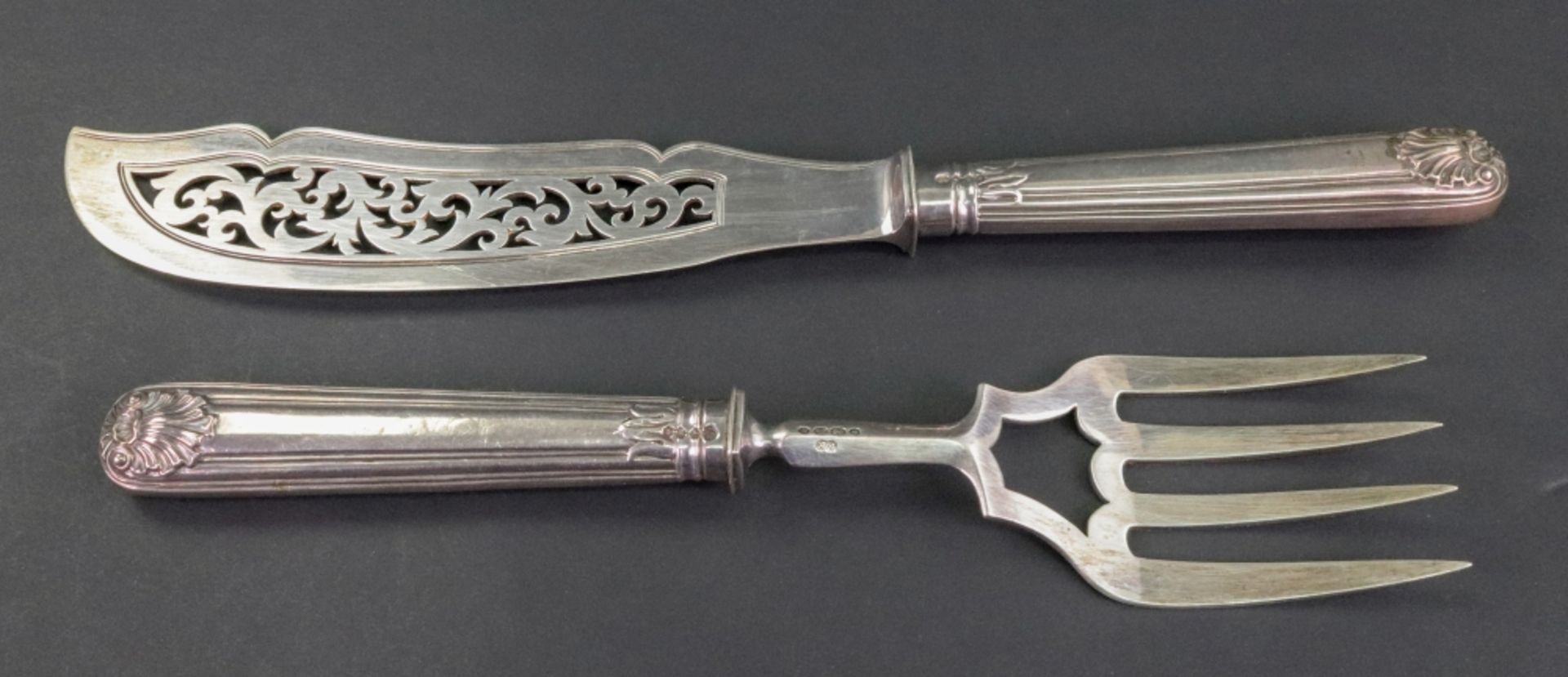 A pair of Victorian silver Old English thread and shell pattern fish carvers, Elizabeth Eaton,