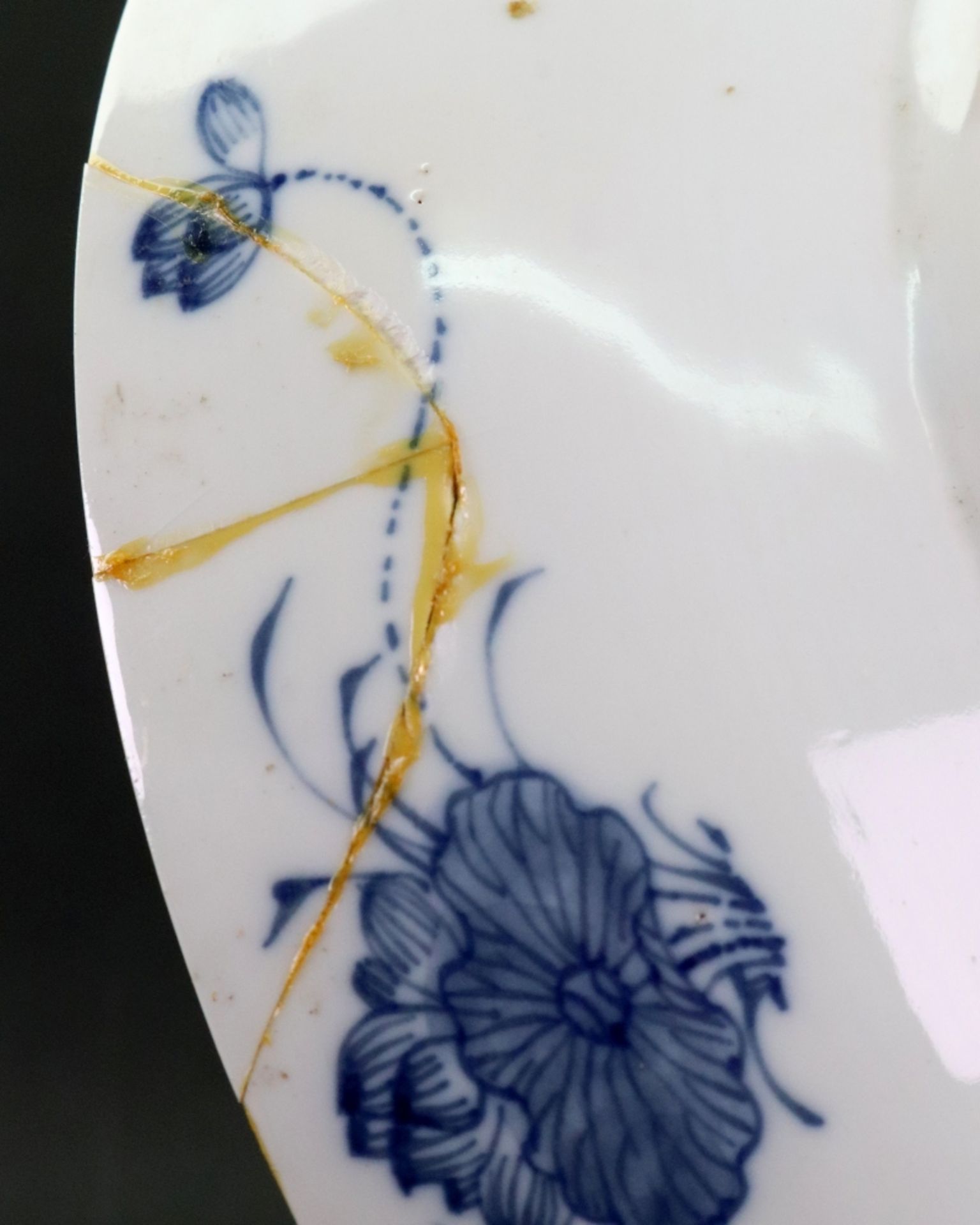 A Chinese porcelain blue and white dish, late 18th/early 19th century, - Image 3 of 6