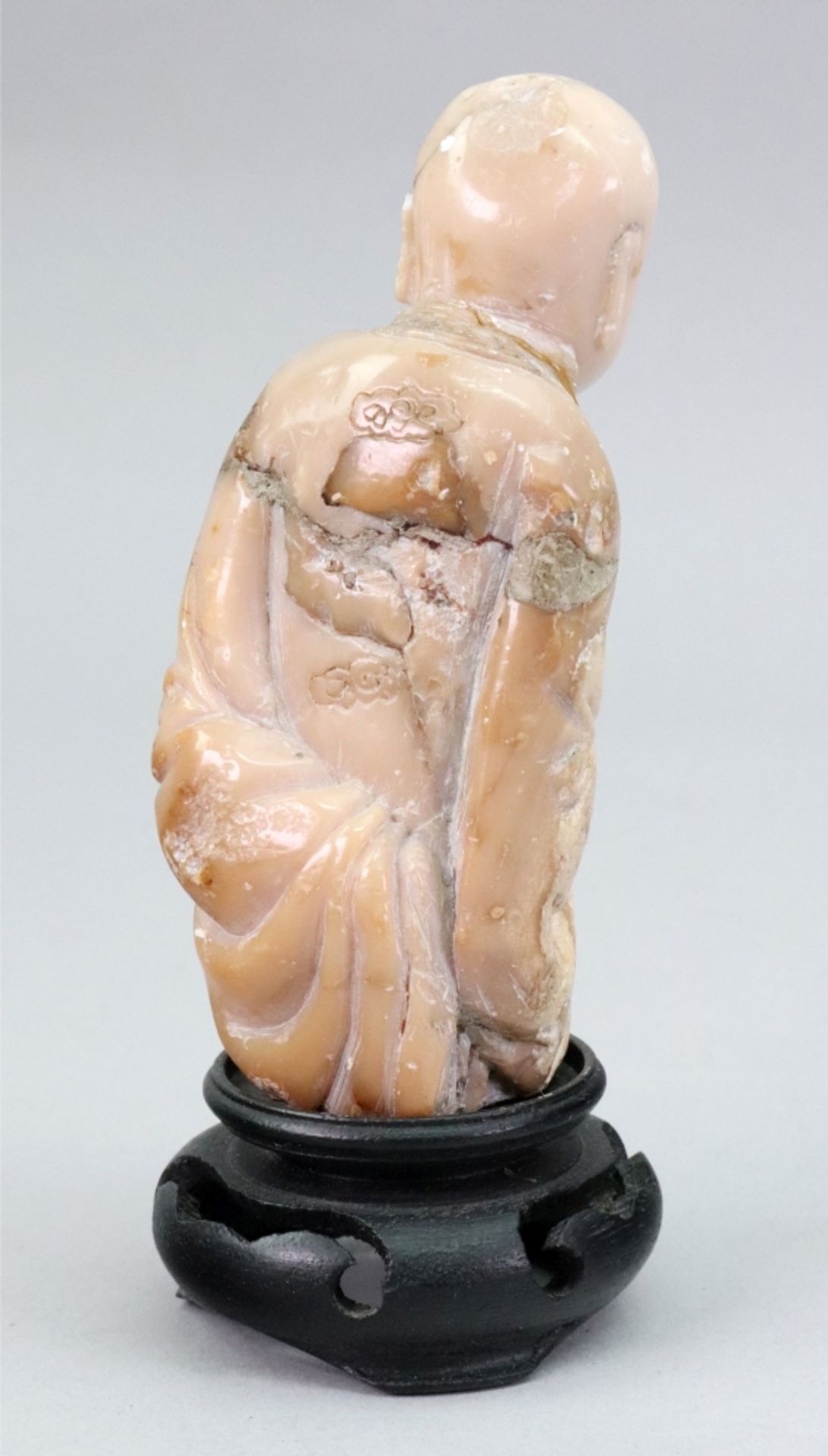 A Chinese green quartz figure of Guanyin, late 19th/20th century, - Image 6 of 6