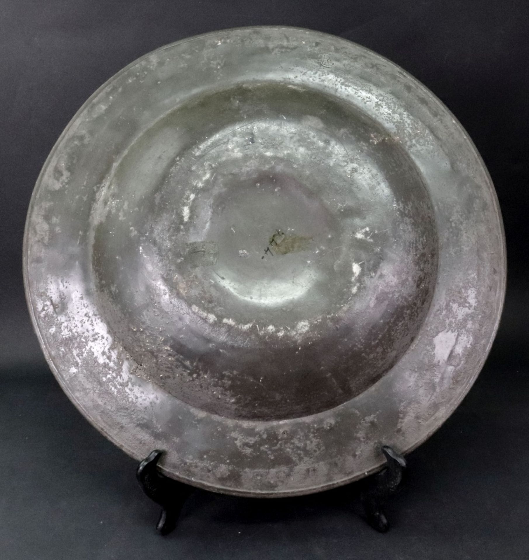 A broad rimmed pewter charger, 17th century, with punched arcading linked by repeated makers mark T. - Bild 6 aus 7