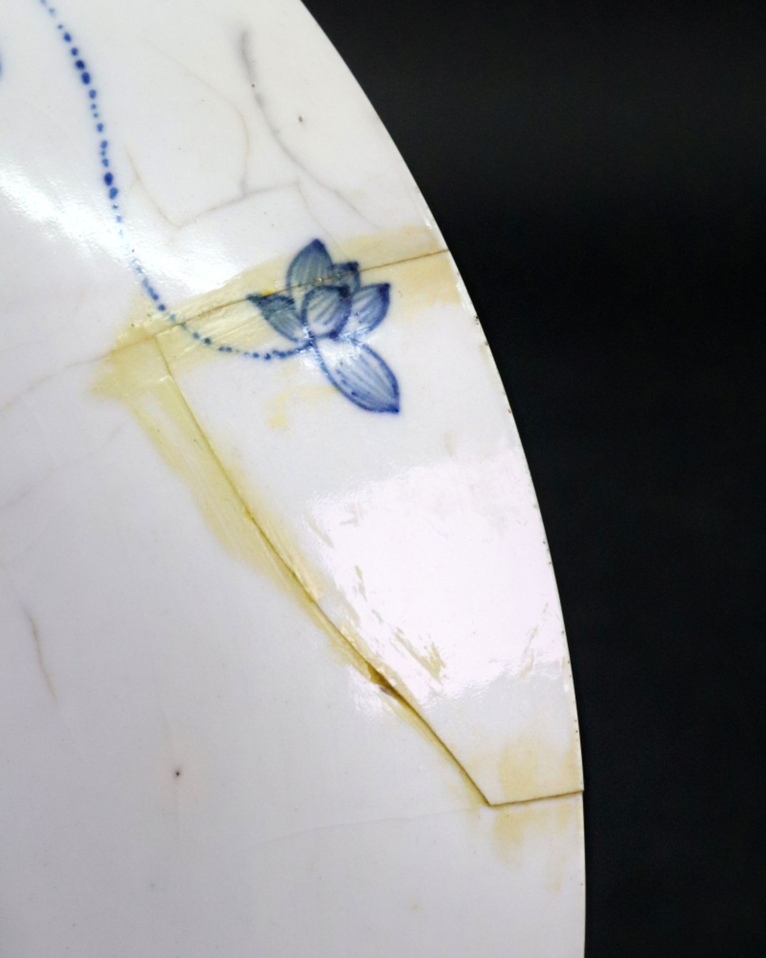 A Chinese porcelain blue and white dish, late 18th/early 19th century, - Image 5 of 6