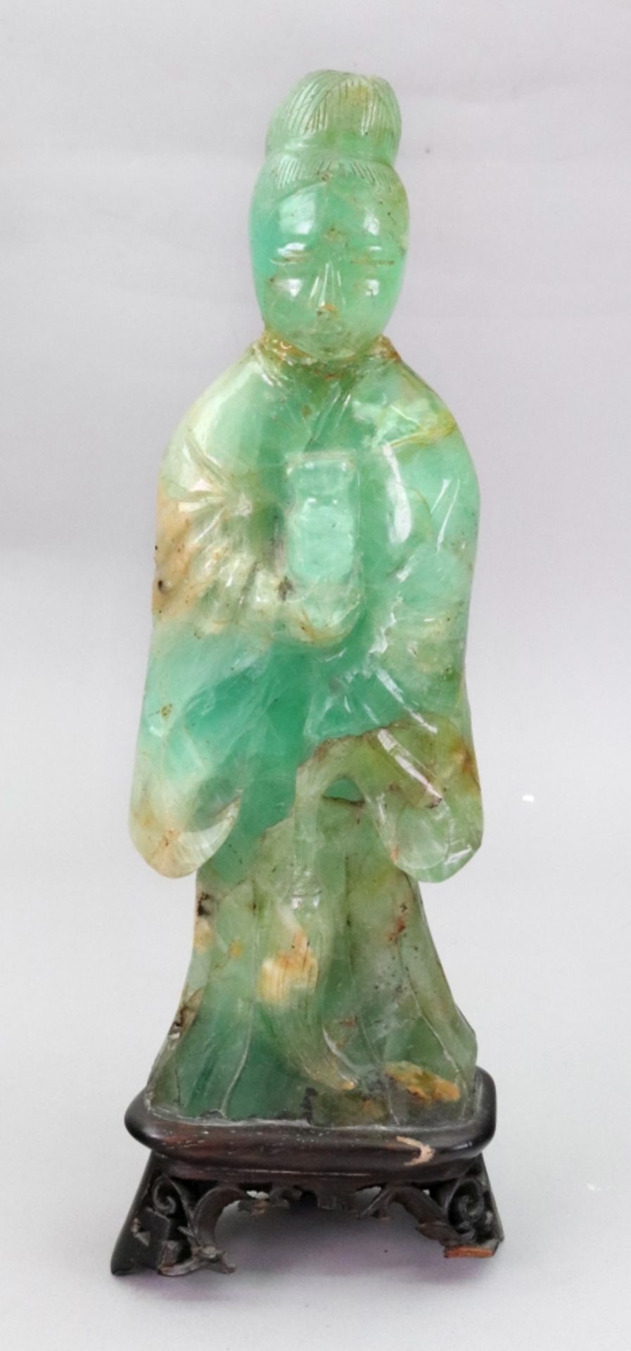 A Chinese green quartz figure of Guanyin, late 19th/20th century, - Image 3 of 6