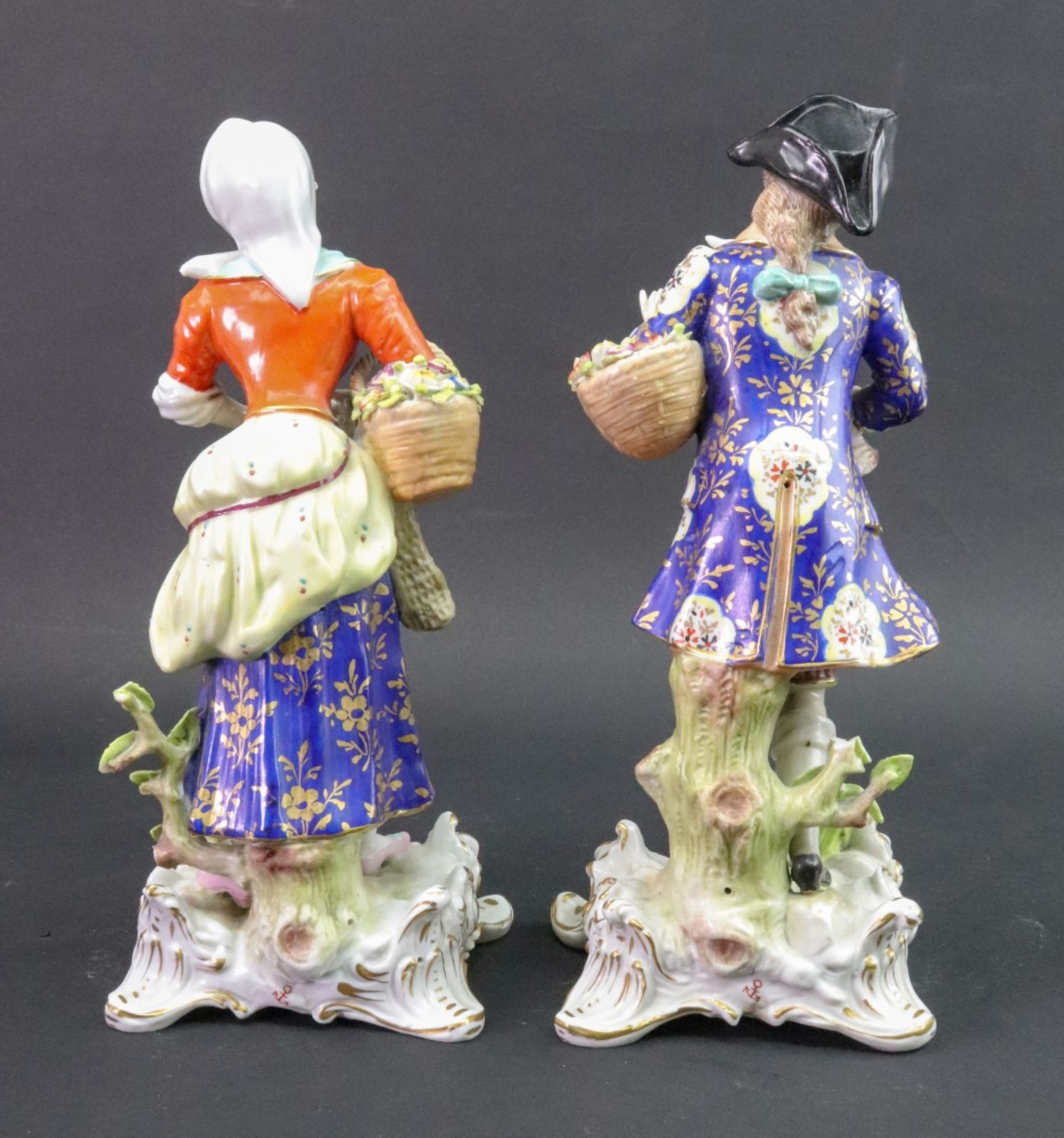 A pair of continental porcelain figures, one modelled as a young man in a floral coat, - Bild 2 aus 3