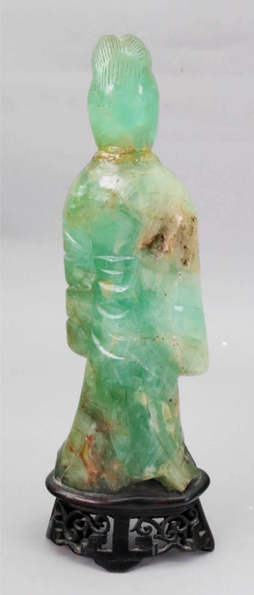 A Chinese green quartz figure of Guanyin, late 19th/20th century, - Image 4 of 6