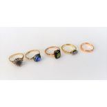 A gold and green gemstone set single stone ring, detailed 9 CT,