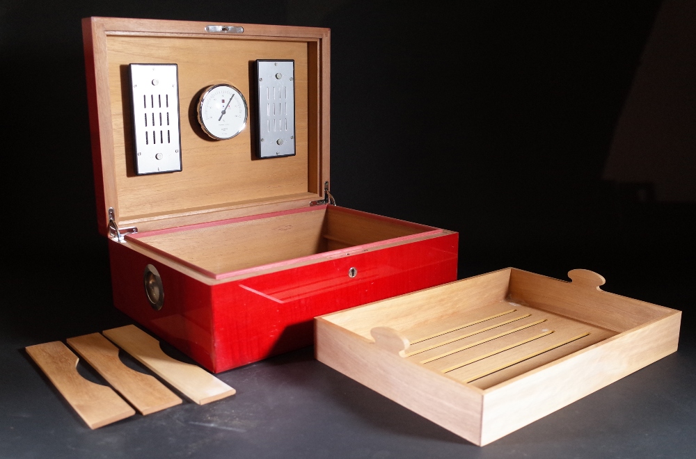 Elle Bleu Paris; a 20th century red lacquer humidor, 40cm wide. - Image 3 of 7