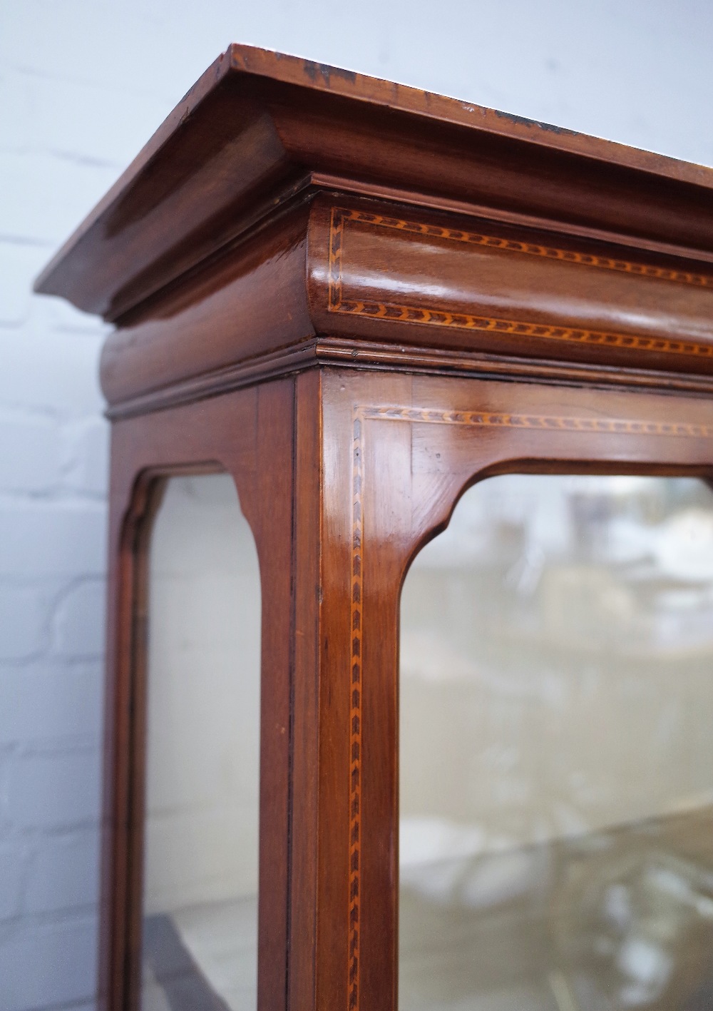 An Edwardian inlaid mahogany bowfront display cabinet with single door over drawer on cabriole - Image 4 of 5