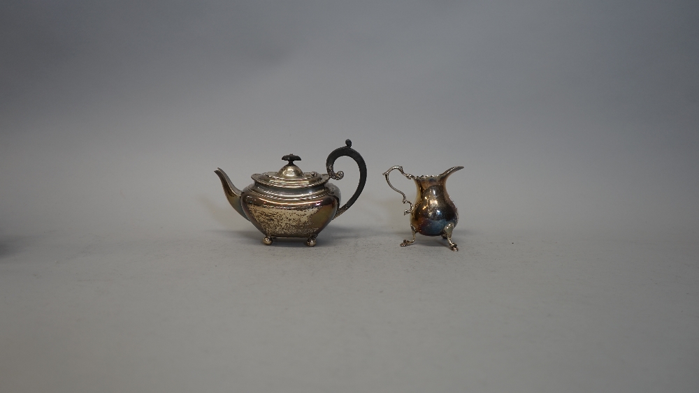 A silver bachelor's teapot, of compressed squat form, with scroll handle, Sheffield 1906, - Image 3 of 5