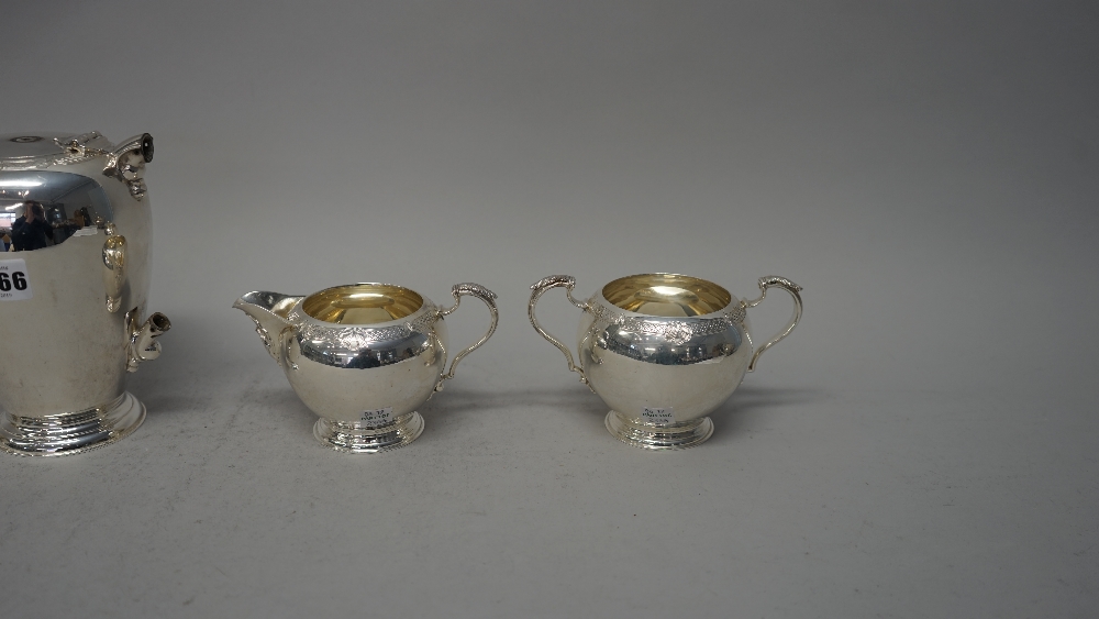 A Elizabeth II silver four piece tea set, comprising; a coffee pot, teapot, - Image 2 of 7