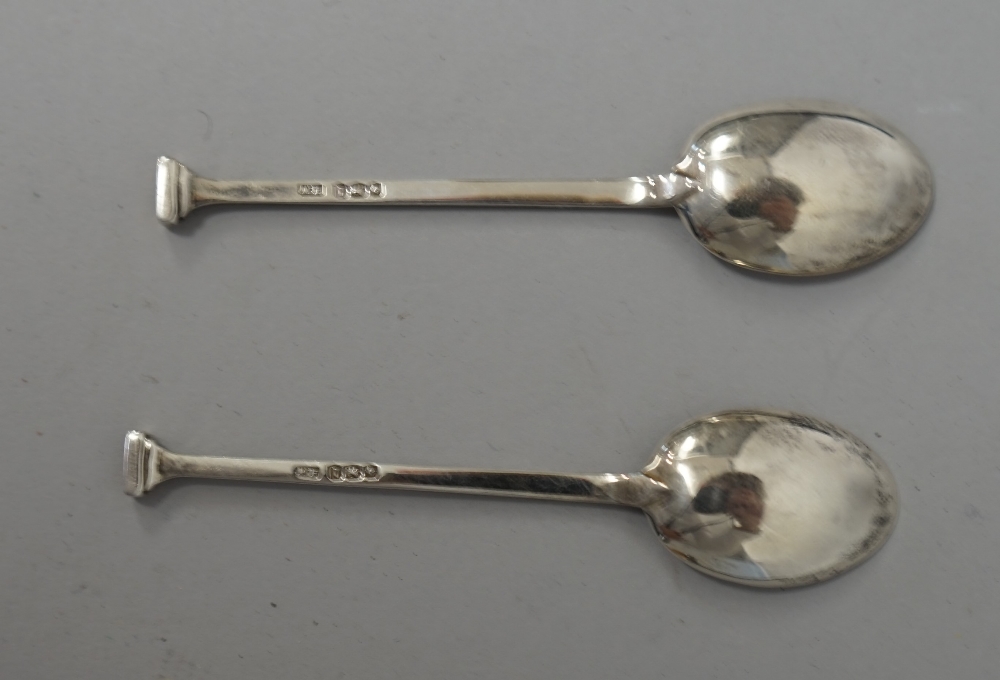 Silver and silver mounted wares, comprising; a lady's five piece dressing set, comprising; a mirror, - Image 6 of 8
