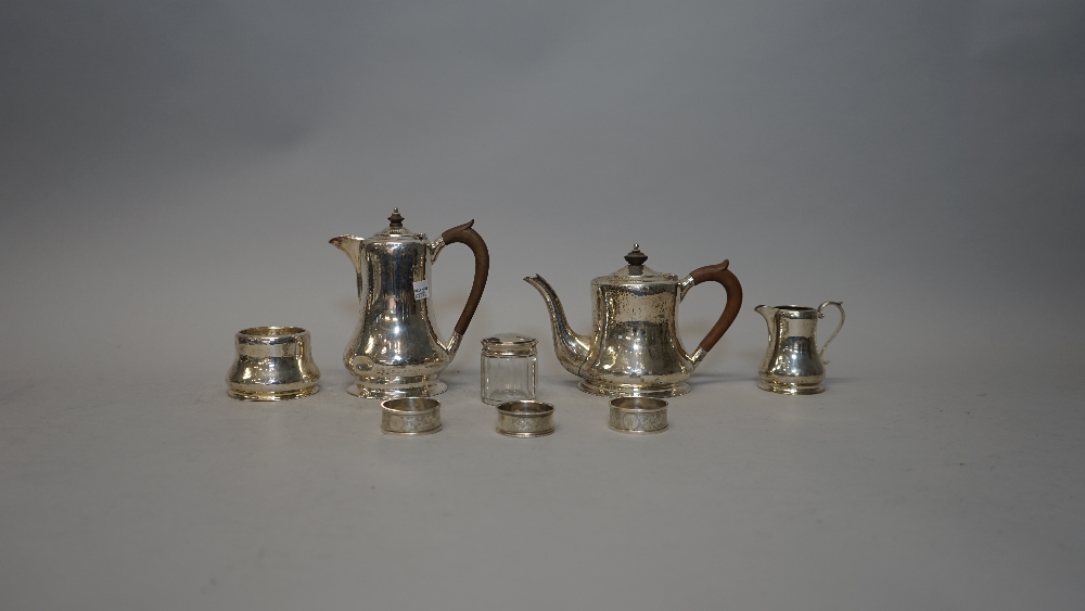 A George V silver four piece tea set, comprising; a teapot, a hot water jug, - Image 5 of 6