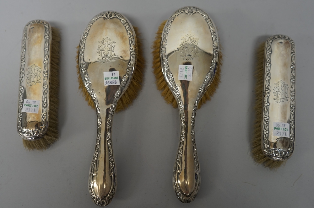 Silver and silver mounted wares, comprising; a lady's five piece dressing set, comprising; a mirror, - Image 4 of 8