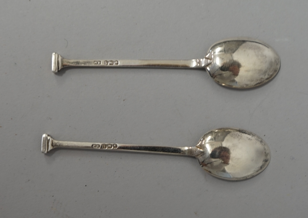 Silver and silver mounted wares, comprising; a lady's five piece dressing set, comprising; a mirror, - Image 7 of 8