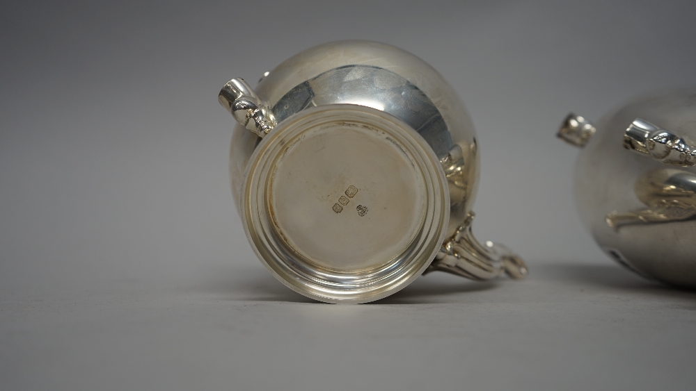 A Elizabeth II silver four piece tea set, comprising; a coffee pot, teapot, - Image 7 of 7