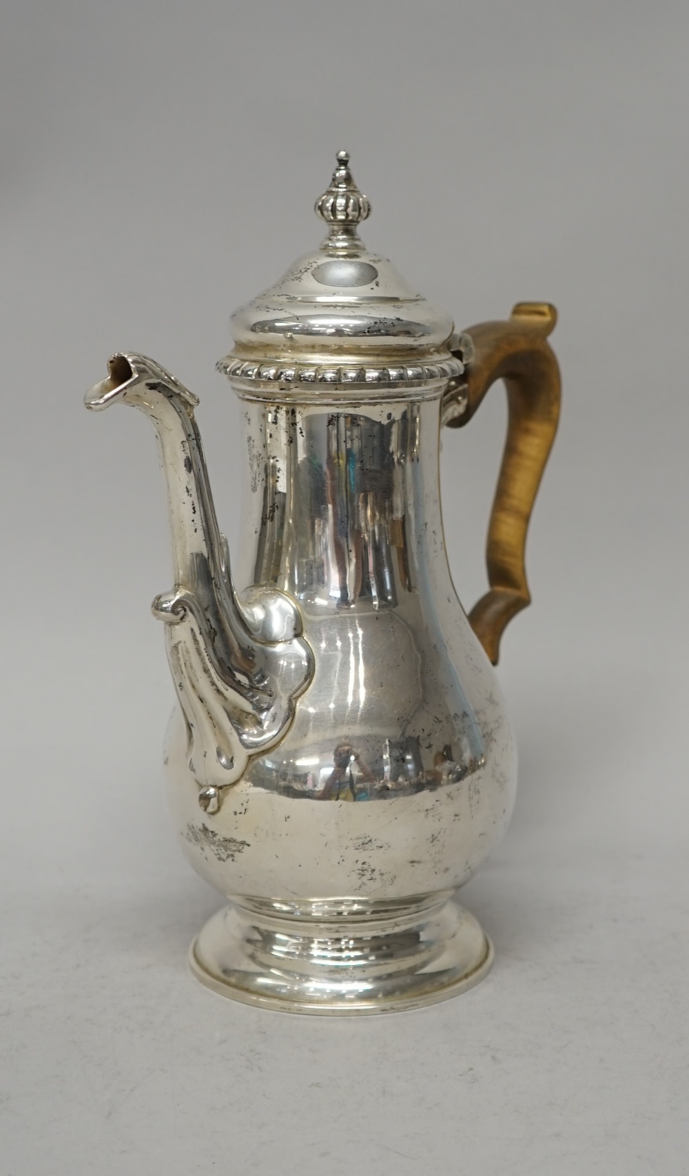 A silver coffee pot, - Image 2 of 6