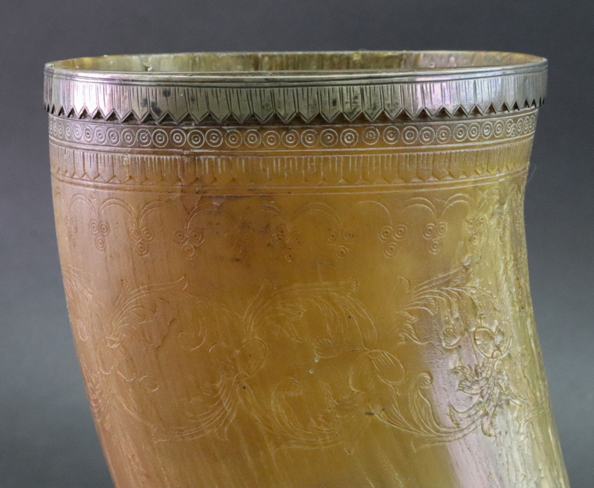 A horn drinking vessel, 19th century, engraved with flowering branches and leafy scrollwork, - Bild 2 aus 3