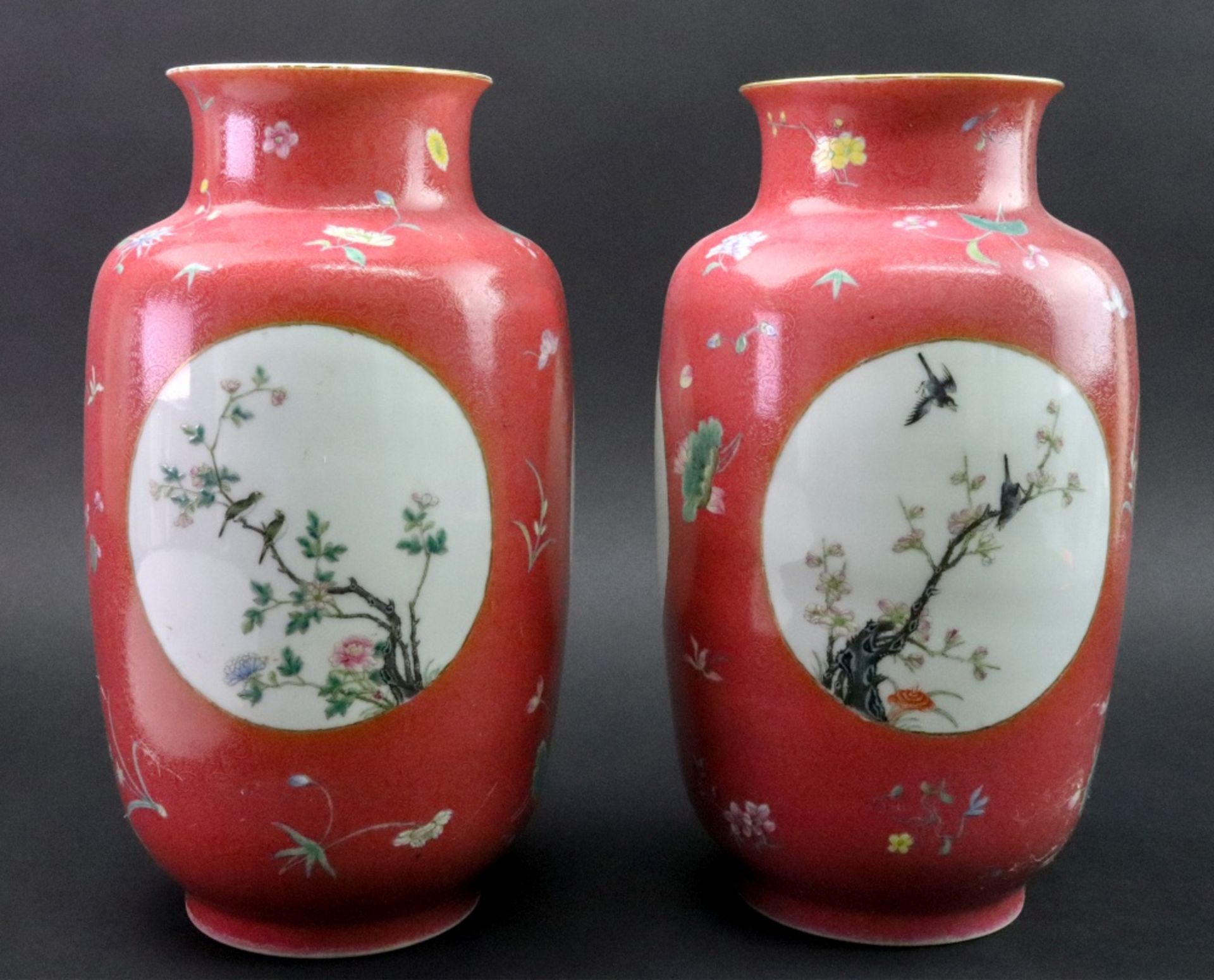 A pair of Chinese pink ground sgraffito famille rose vases, Republic period, - Bild 2 aus 7