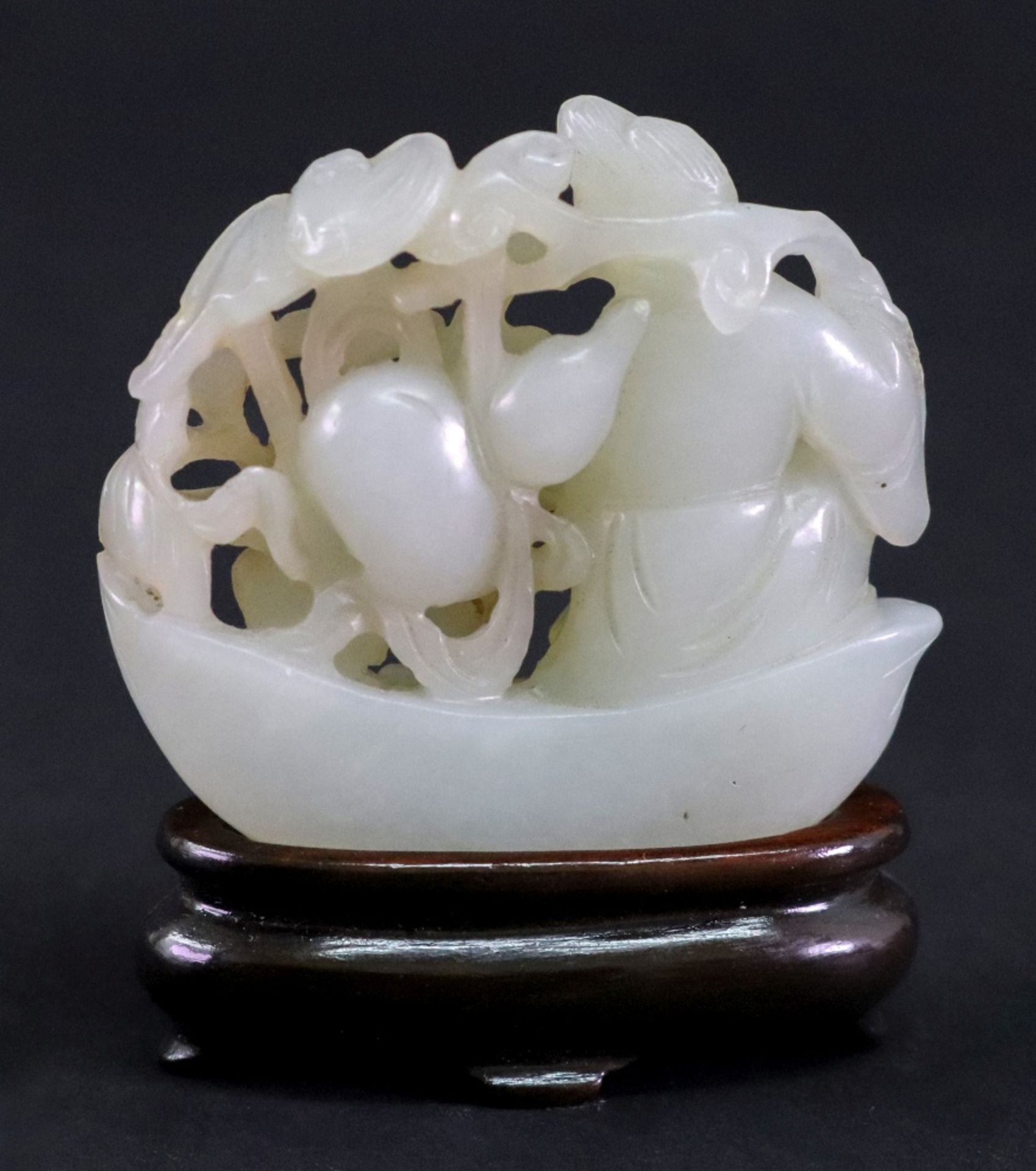 A good Chinese pale celadon jade group, Qing dynasty, - Bild 2 aus 8