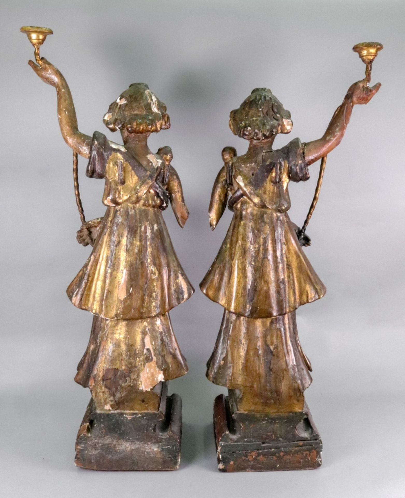 A pair of Italian carved pine polychrome painted gesso and parcel gilt candlesticks, 17th century, - Bild 3 aus 3
