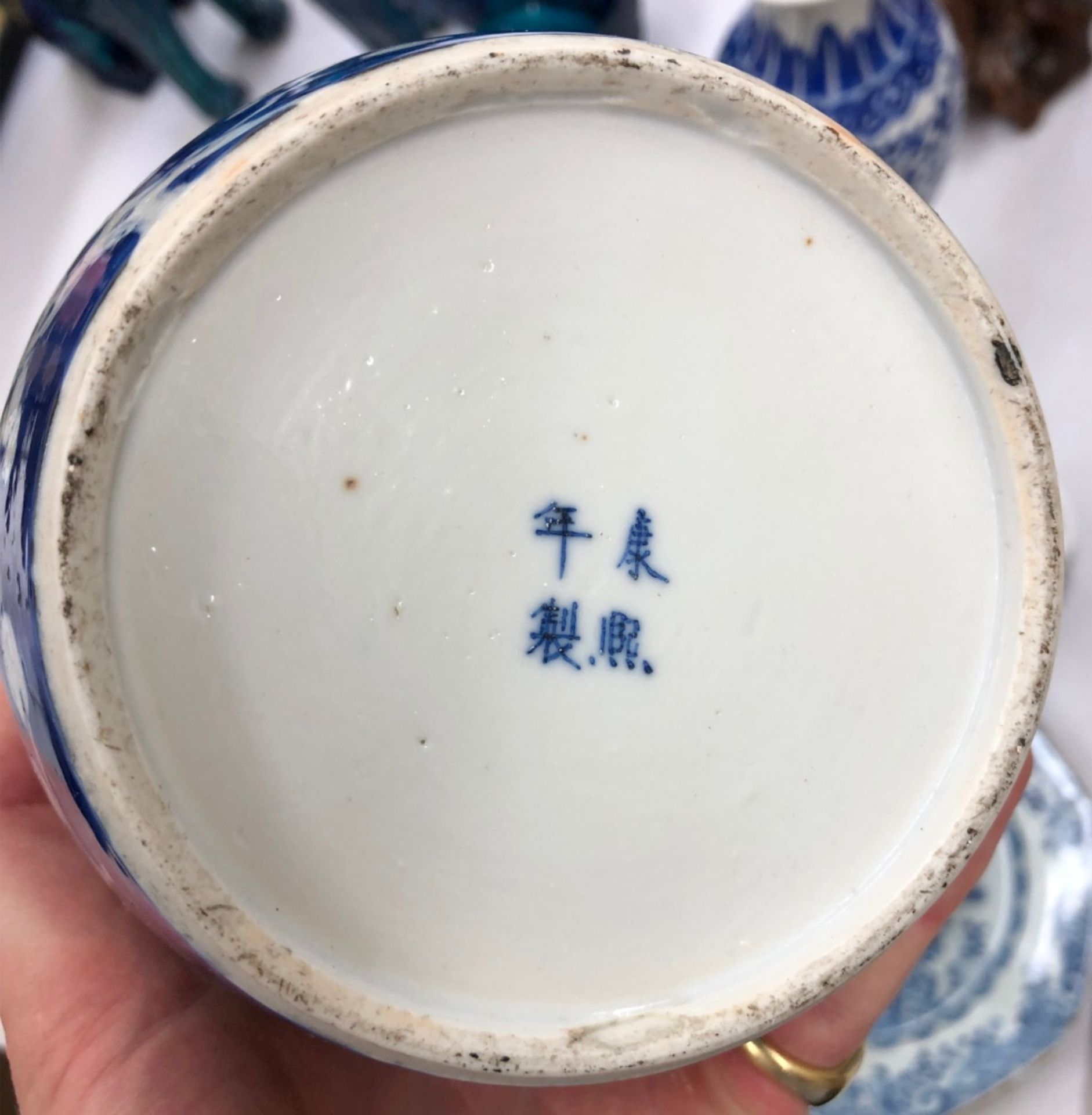 A group of Chinese blue and white porcelain, 18th century and later comprising; two plates, - Bild 3 aus 7