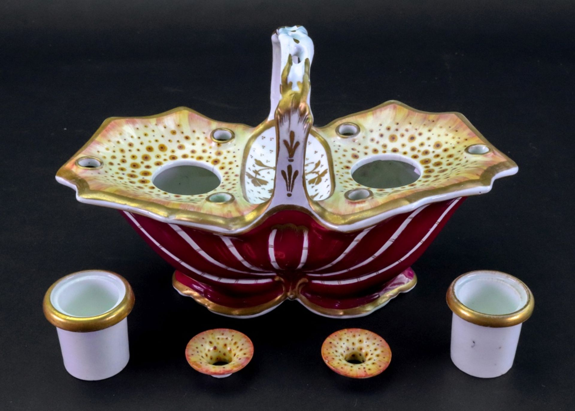 An English porcelain maroon ground inkwell, circa 1820-30, of shell form with overhead handle, - Bild 2 aus 2